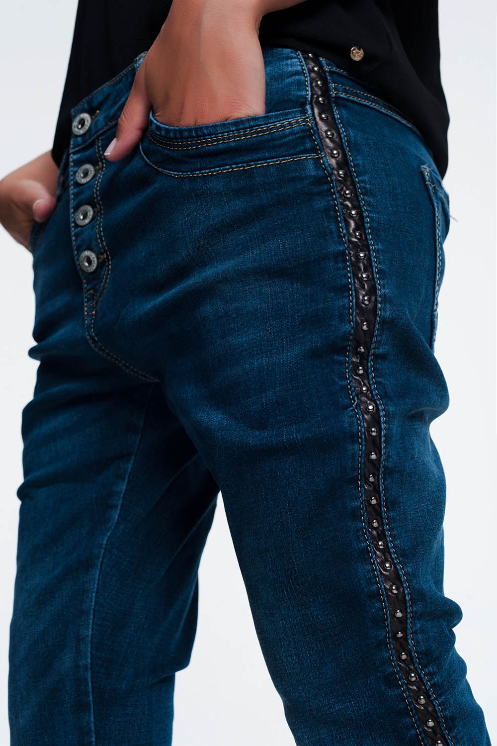 Vaqueros con tachuelas con tira lateral polipiel Q2