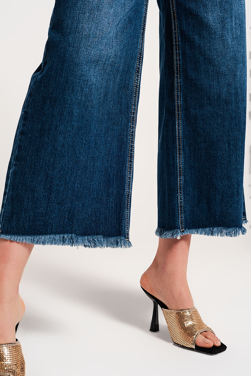 Vaqueros Cropped azul con bajos deshilachados Q2