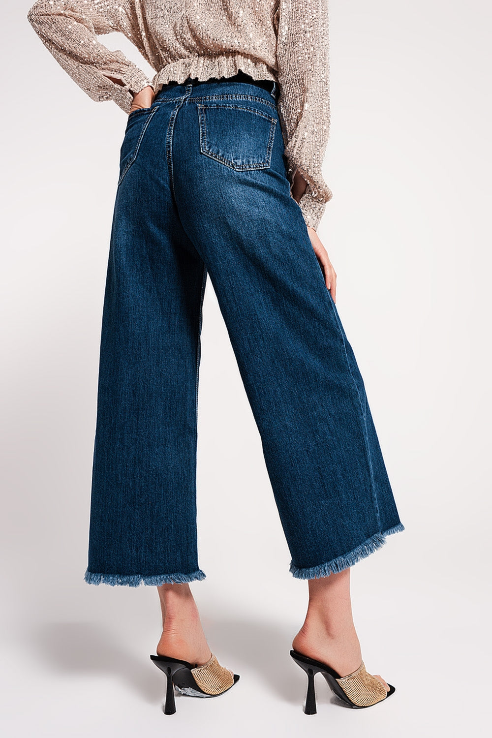 Vaqueros Cropped azul con bajos deshilachados Q2