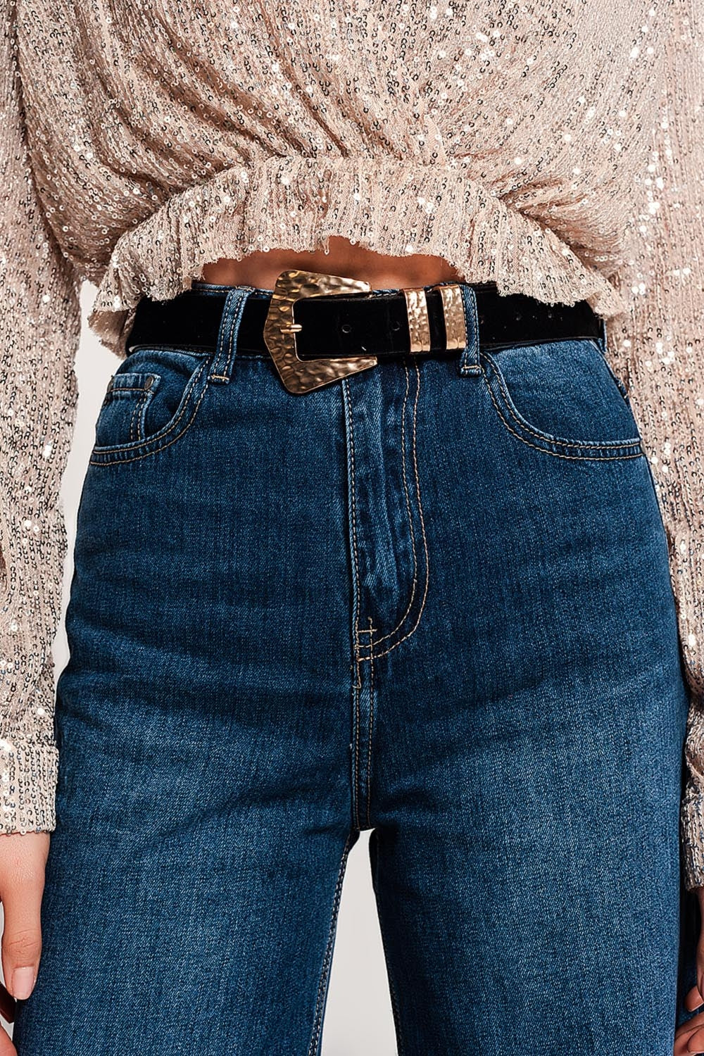 Vaqueros Cropped azul con bajos deshilachados Q2