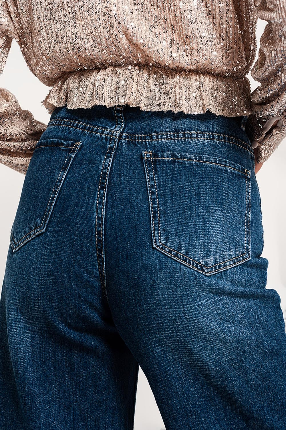 Vaqueros Cropped azul con bajos deshilachados Q2
