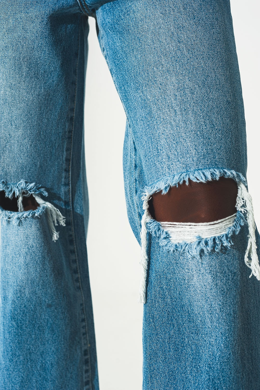 Vaqueros de corte recto con diseño rasgado y aberturas en el bajo Q2