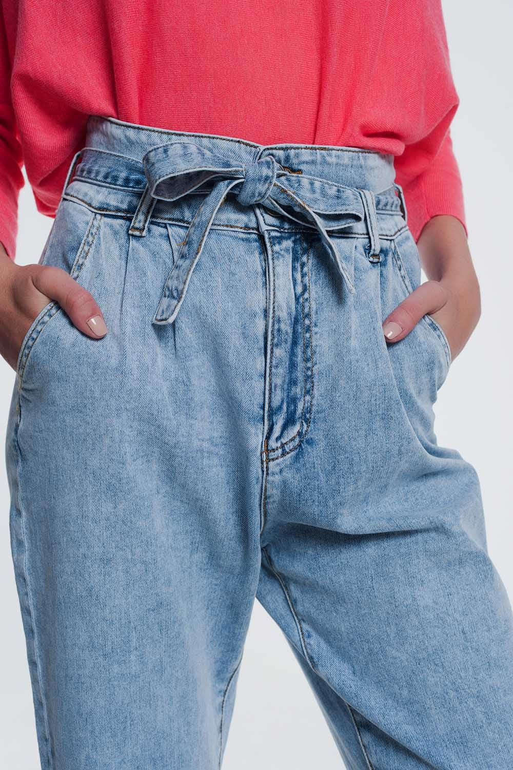 Vaqueros de corte recto en denim claro con cinturón Q2