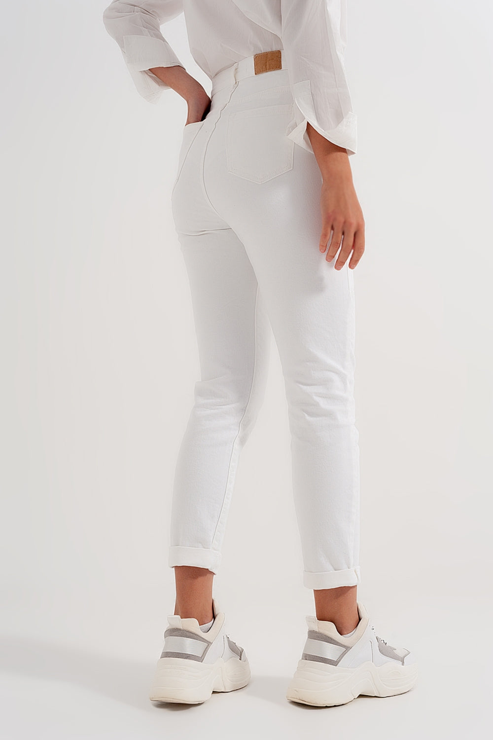 Vaqueros de corte slim con cremallera y botón asimétricos en crema Q2