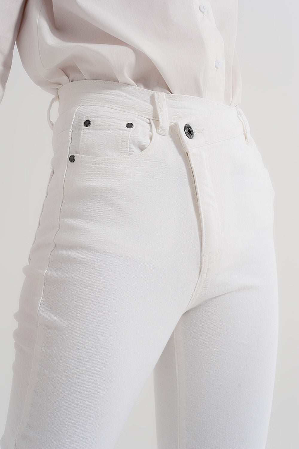 Vaqueros de corte slim con cremallera y botón asimétricos en crema Q2