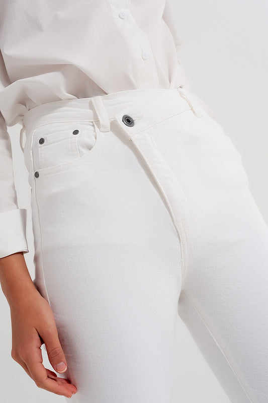 Q2 Vaqueros de corte slim con cremallera y botón asimétricos en crema