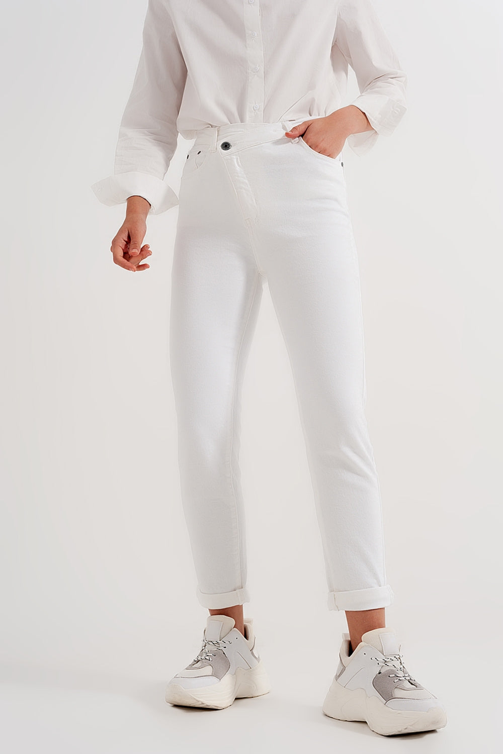 Vaqueros de corte slim con cremallera y botón asimétricos en crema Q2