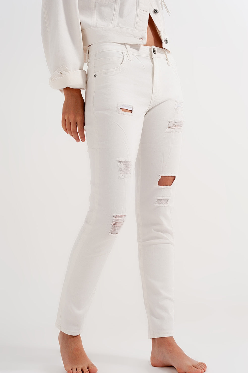 Vaqueros de corte slim en blanco con abrasiones Q2