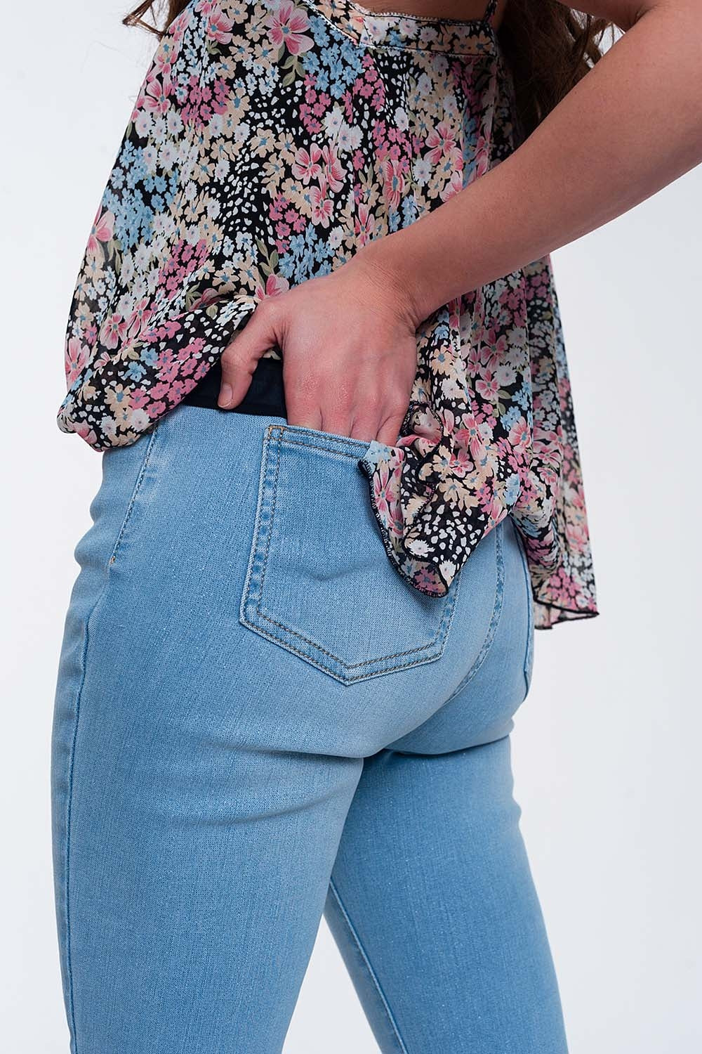 Vaqueros de corte slim y talle alto en diseño bonito con brillo lavado medio Q2