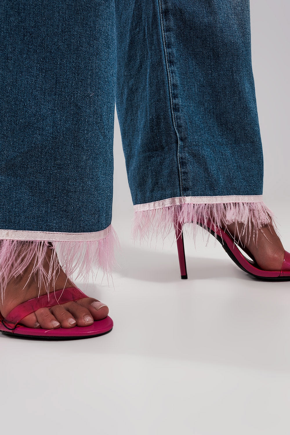 Vaqueros de pernera recta con plumas sintéticas en el bajo de color ROSA Q2