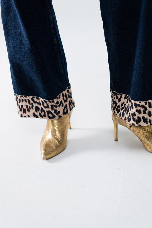 Vaqueros de pierna ancha en lavado oscuro con detalle de leopardo en el bajo Q2