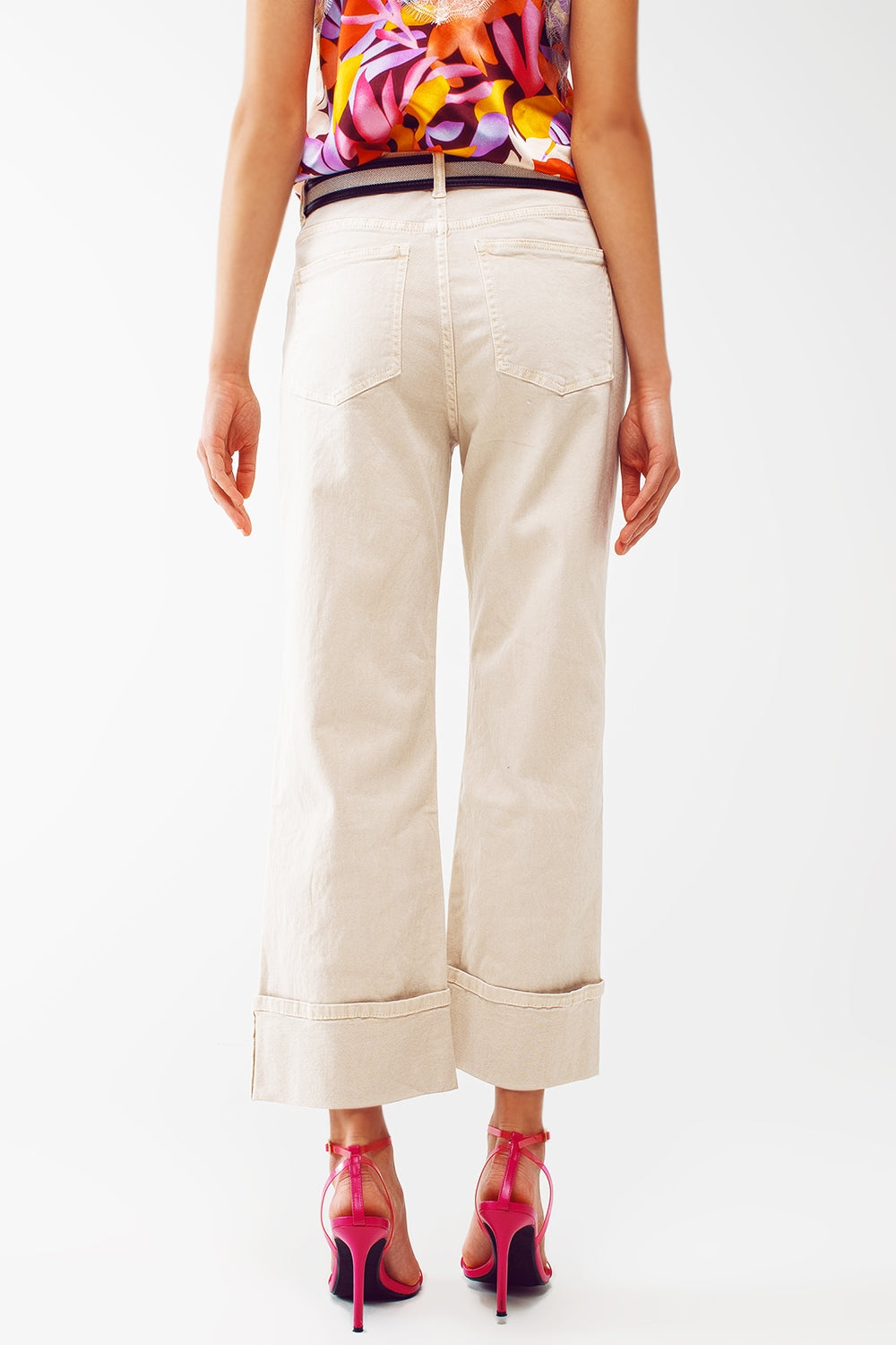 Vaqueros de pierna recta con dobladillo corto en color beige Q2