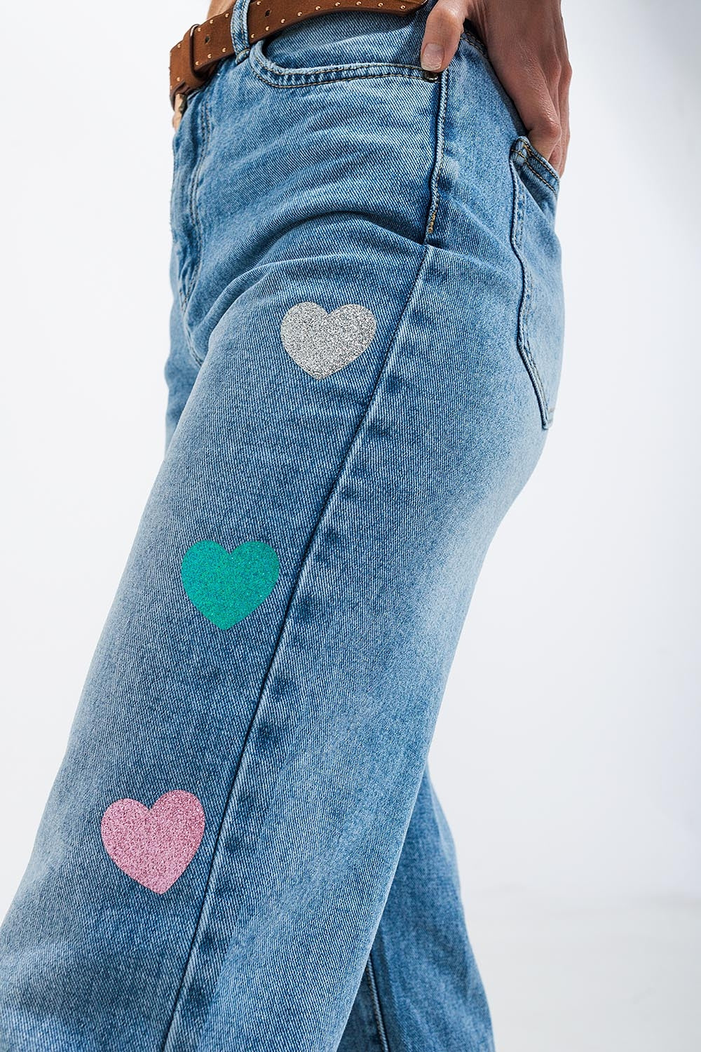 Q2 Vaqueros de talle alto y corte recto con lavado medio y estampado de corazones