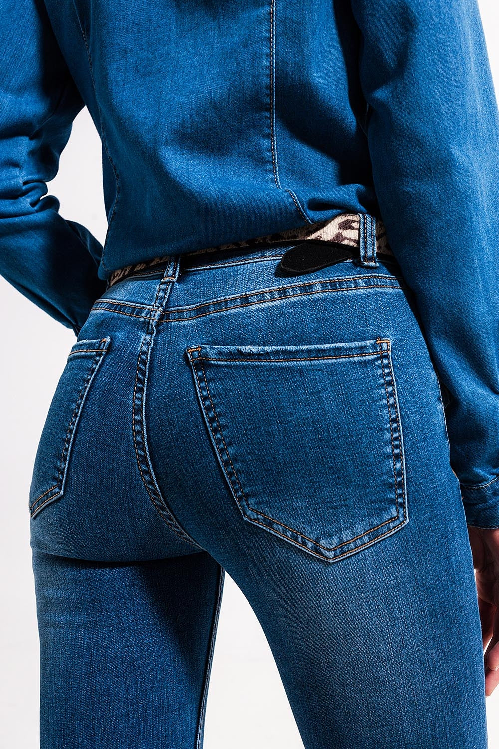 Vaqueros elásticos de corte pitillo y talle alto con lavado azul medio Q2
