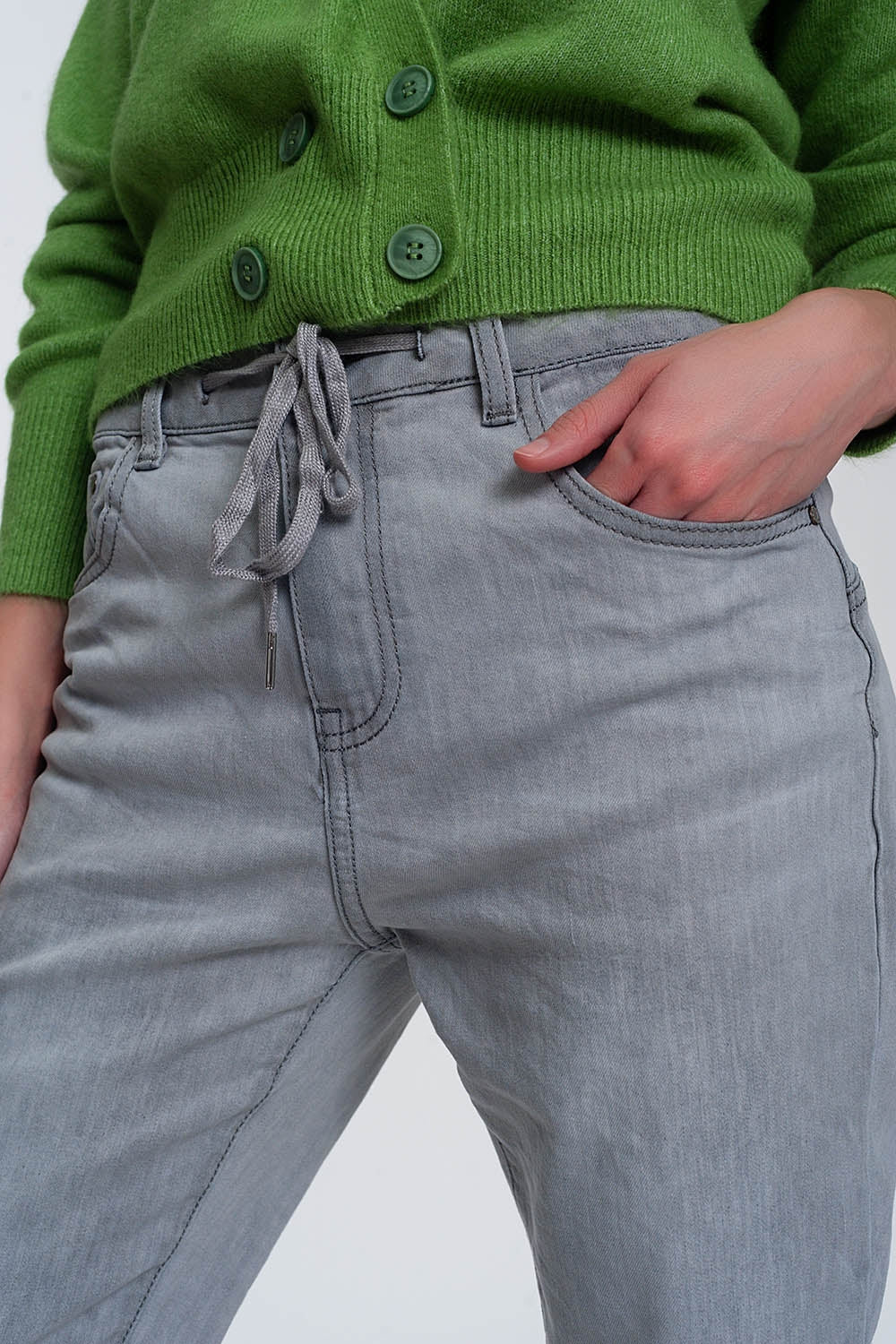 Vaqueros estilo jogger ligeros con lavado medio en color gris Q2