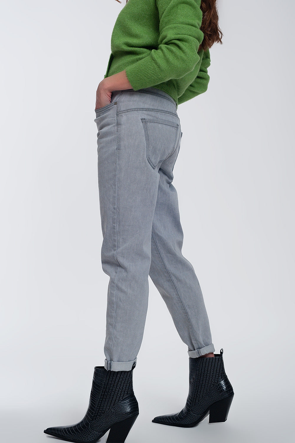 Vaqueros estilo jogger ligeros con lavado medio en color gris Q2