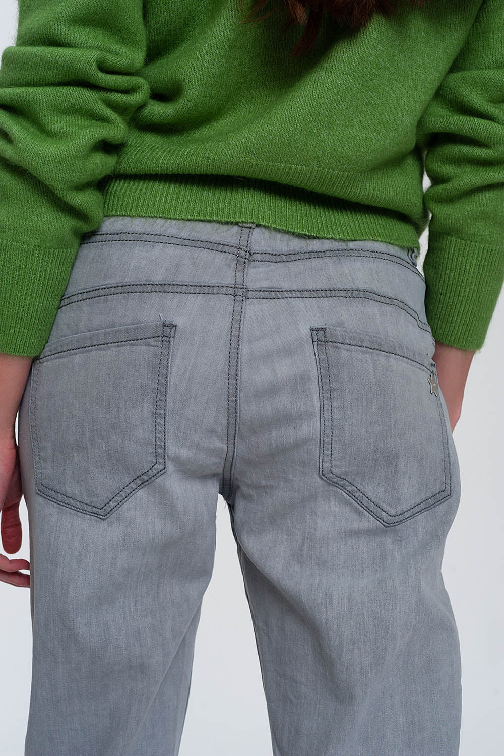 Vaqueros estilo jogger ligeros con lavado medio en color gris Q2