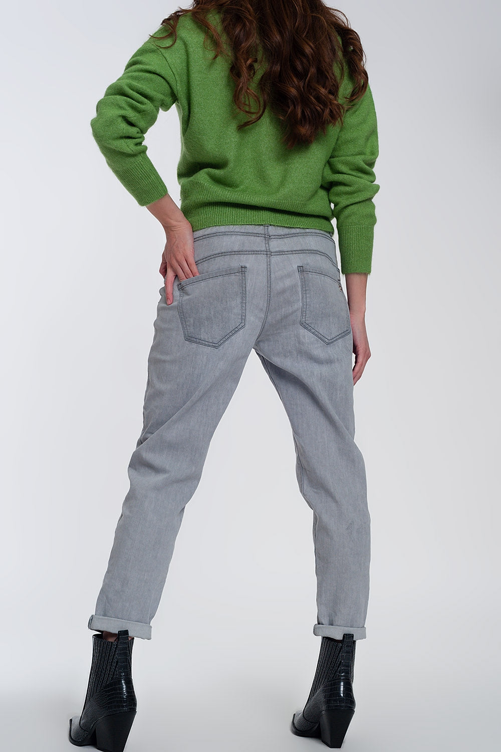 Vaqueros estilo jogger ligeros con lavado medio en color gris Q2