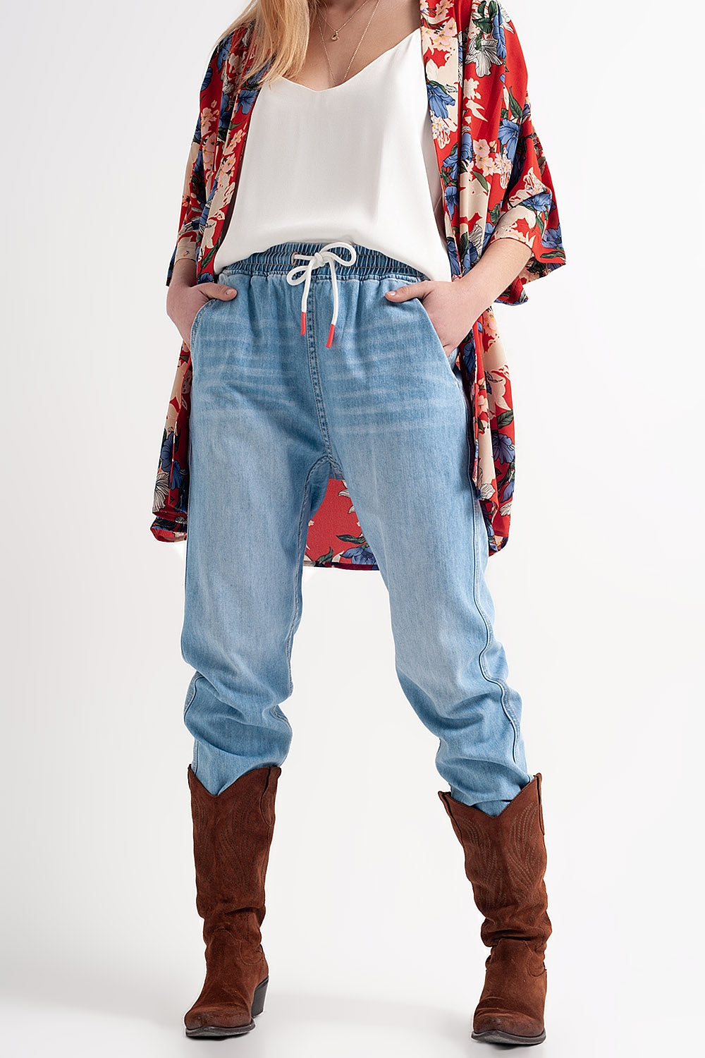 Q2 Vaqueros estilo jogger ligeros con lavado medio