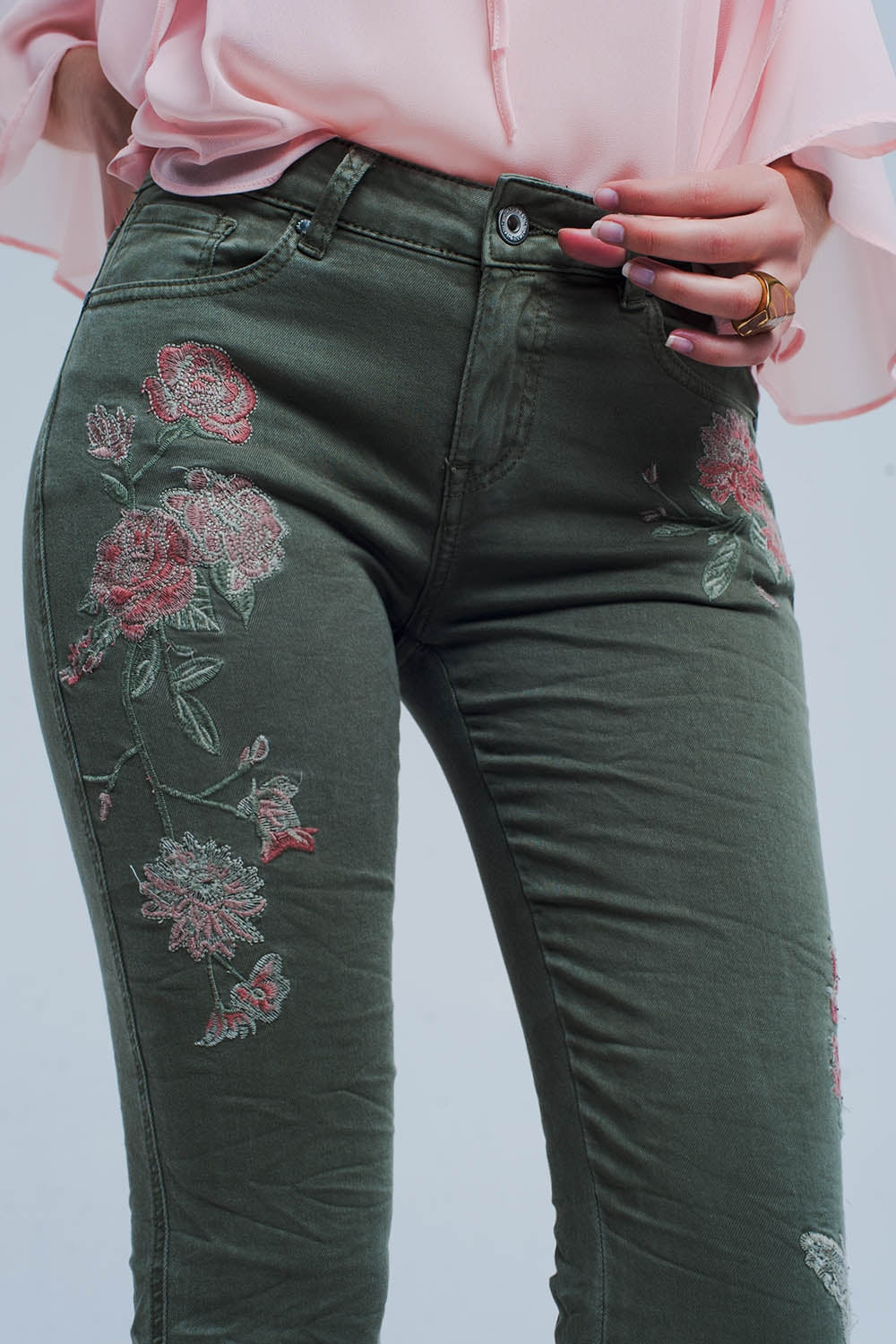 Vaqueros khaki con bordado floral Q2