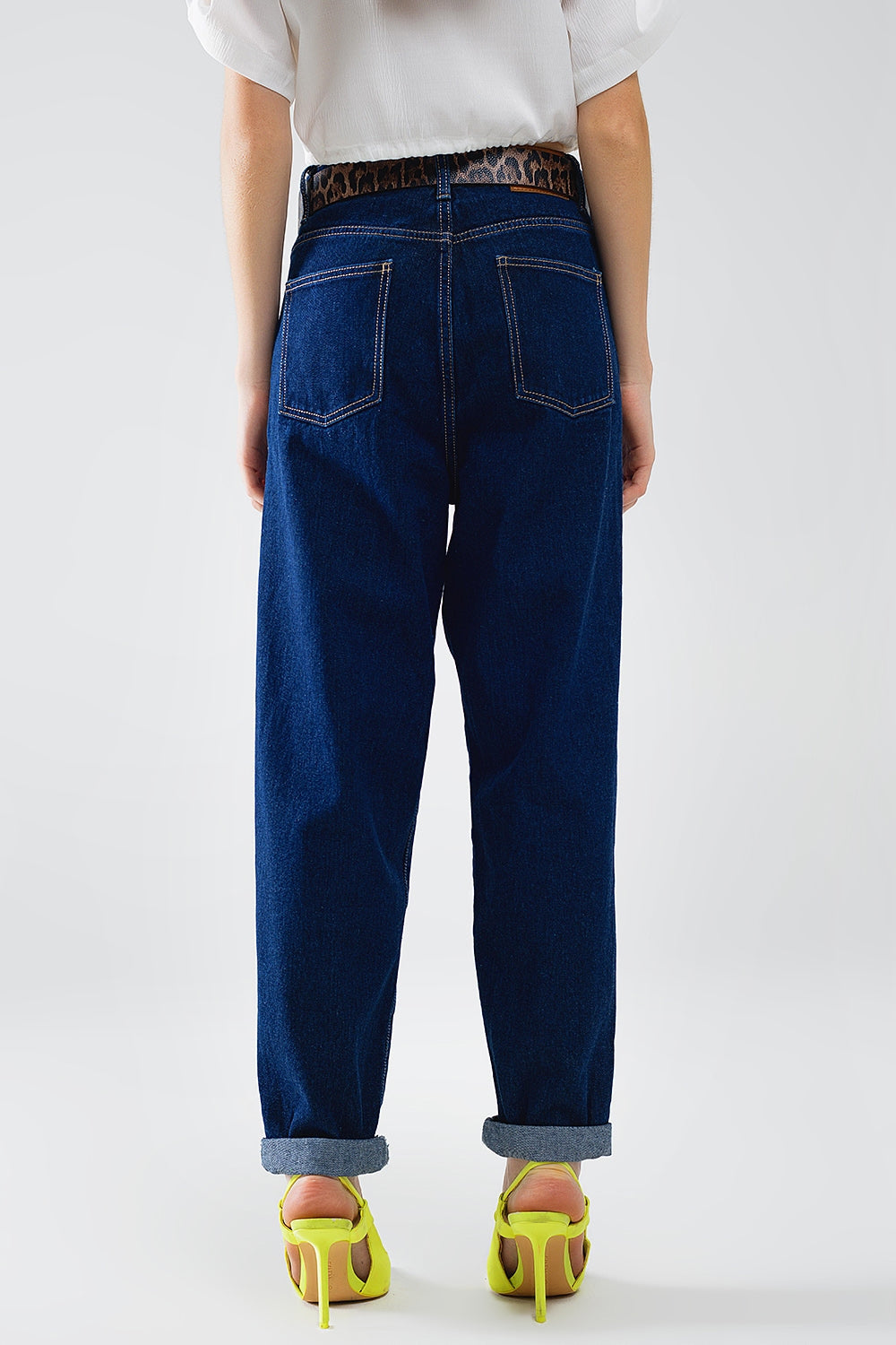 Vaqueros Mom azul raw con detalle de pinzas Q2