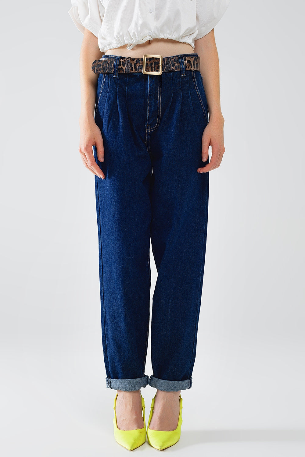 Q2 Vaqueros Mom azul raw con detalle de pinzas