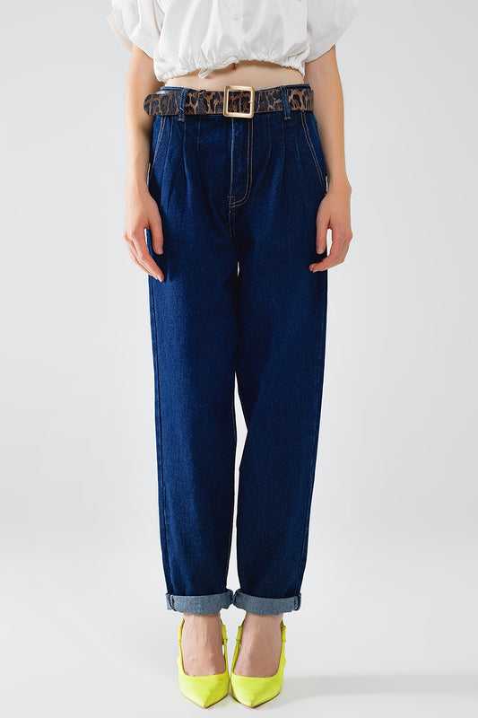 Q2 Vaqueros Mom azul raw con detalle de pinzas