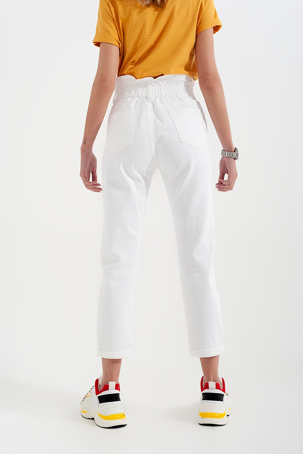 Vaqueros Mom con cintura elástica paperbag en blanco Q2