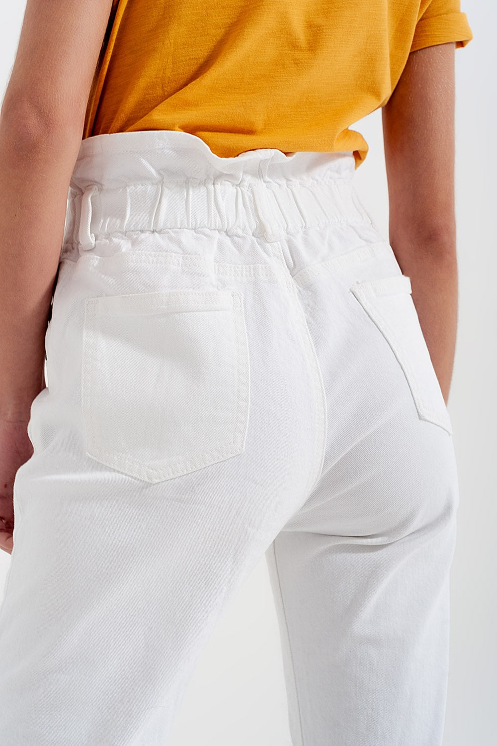 Vaqueros Mom con cintura elástica paperbag en blanco Q2