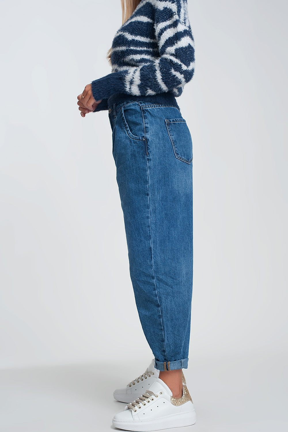 Vaqueros mom de talle alto con dos volantes en la cintura en azul lavado oscuro Q2