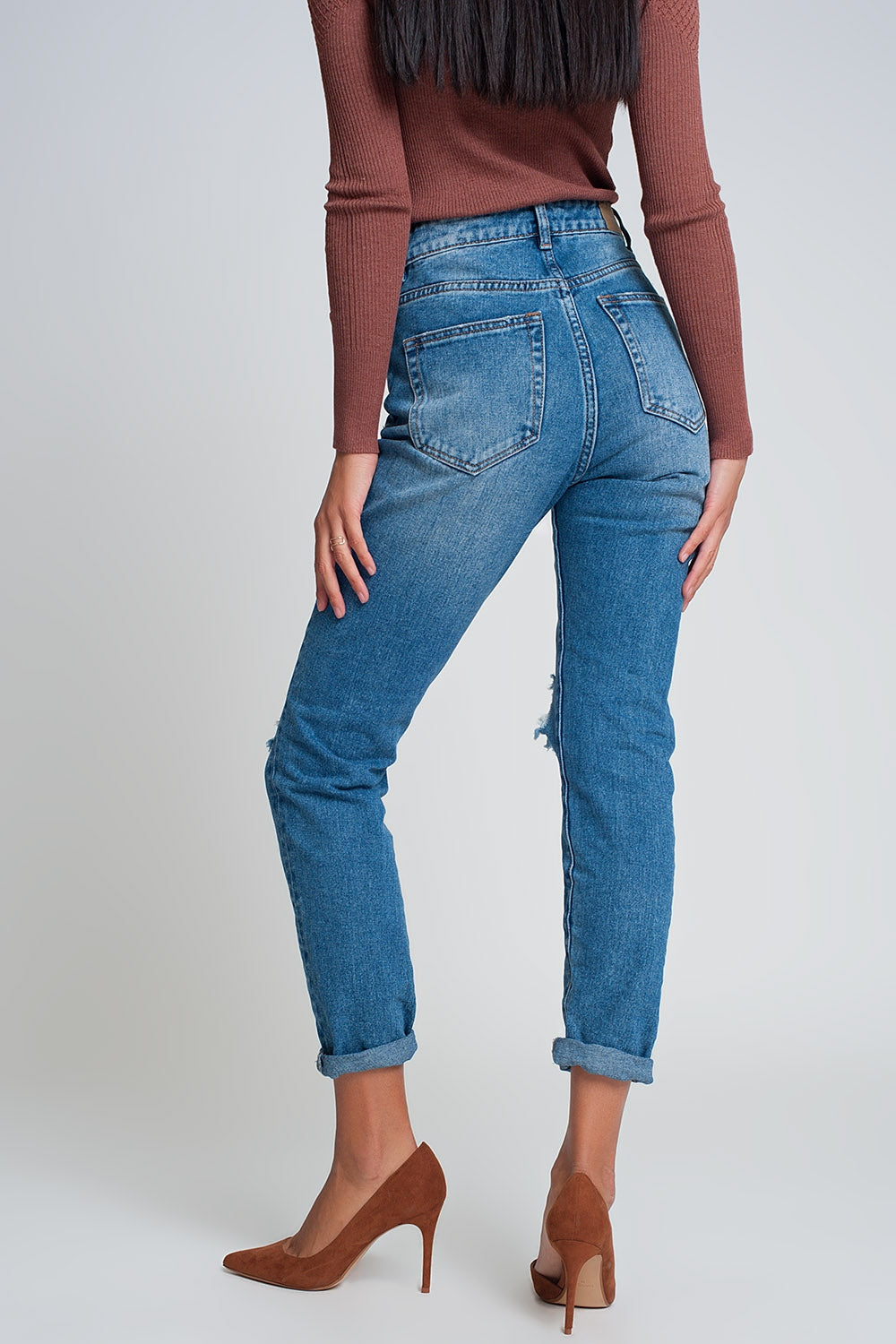 Vaqueros mom de talle alto con rodillas rotas en azul oscuro lavado Q2