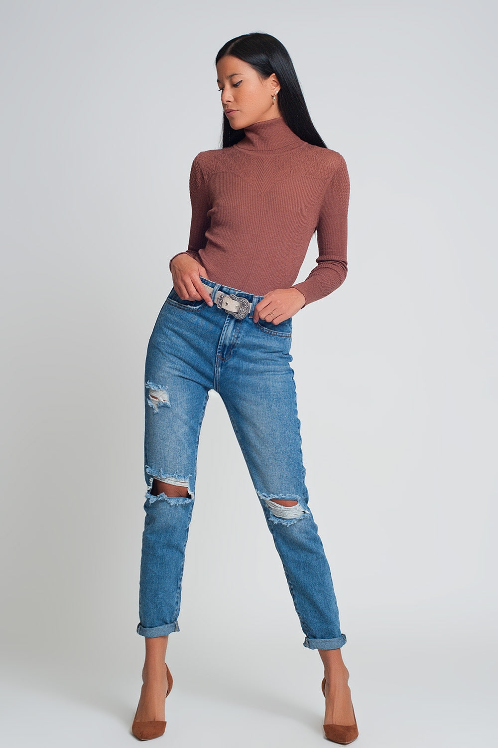 Vaqueros mom de talle alto con rodillas rotas en azul oscuro lavado Q2