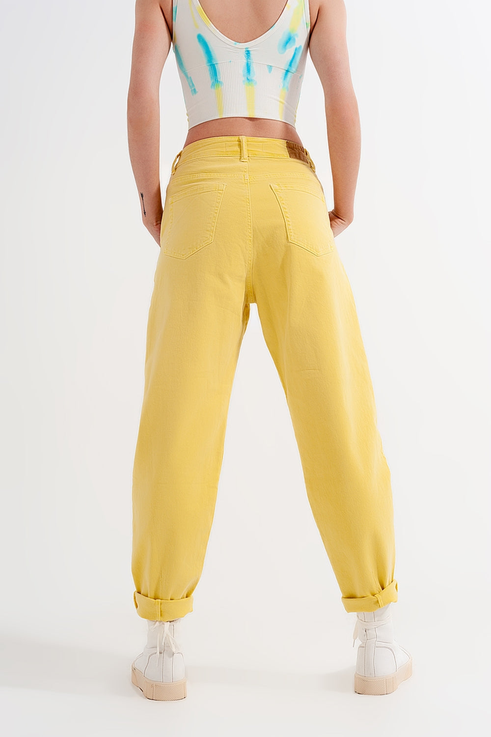 Vaqueros mom en color amarillo de talle alto con pinzas en la parte delantera Q2