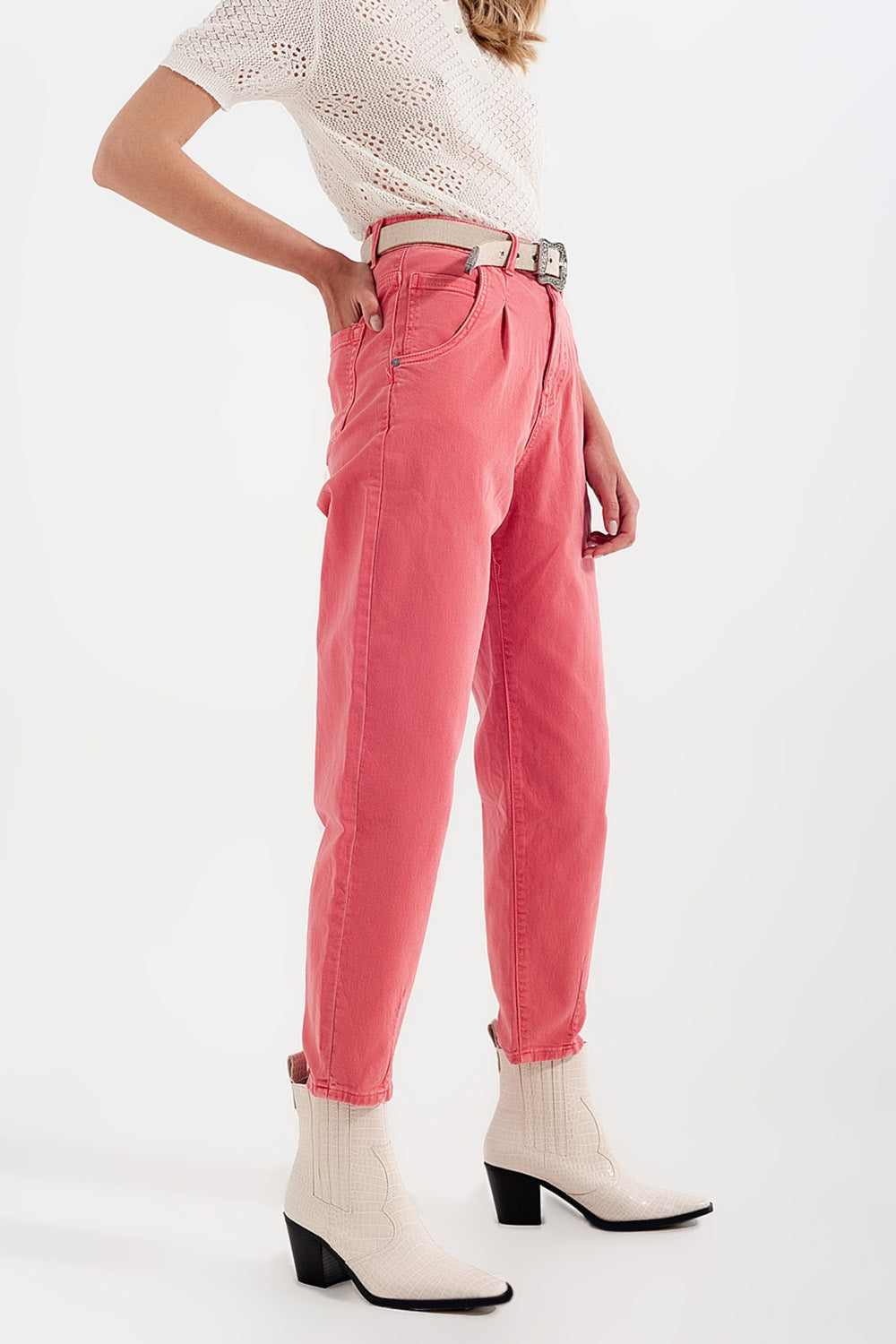 Vaqueros mom en color rosa de talle alto con pinzas en la parte delantera Q2