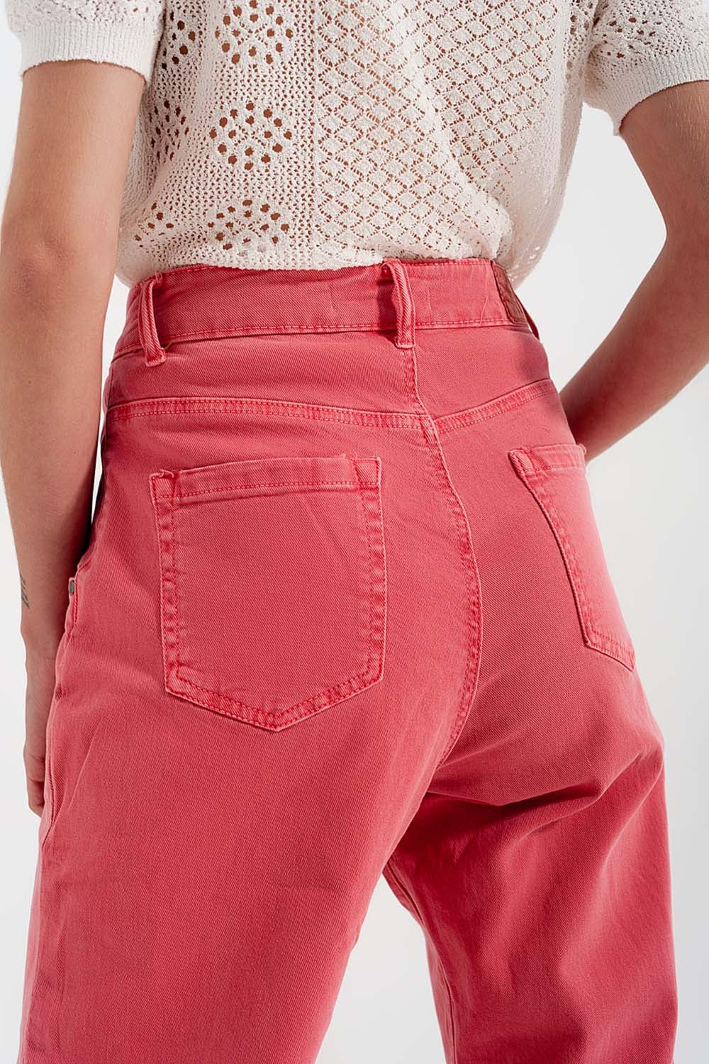 Vaqueros mom en color rosa de talle alto con pinzas en la parte delantera Q2