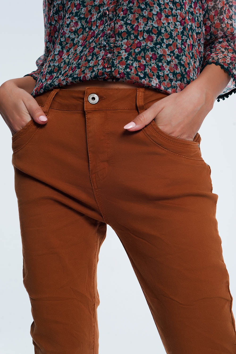 Q2 Vaqueros naranja de tiro caído