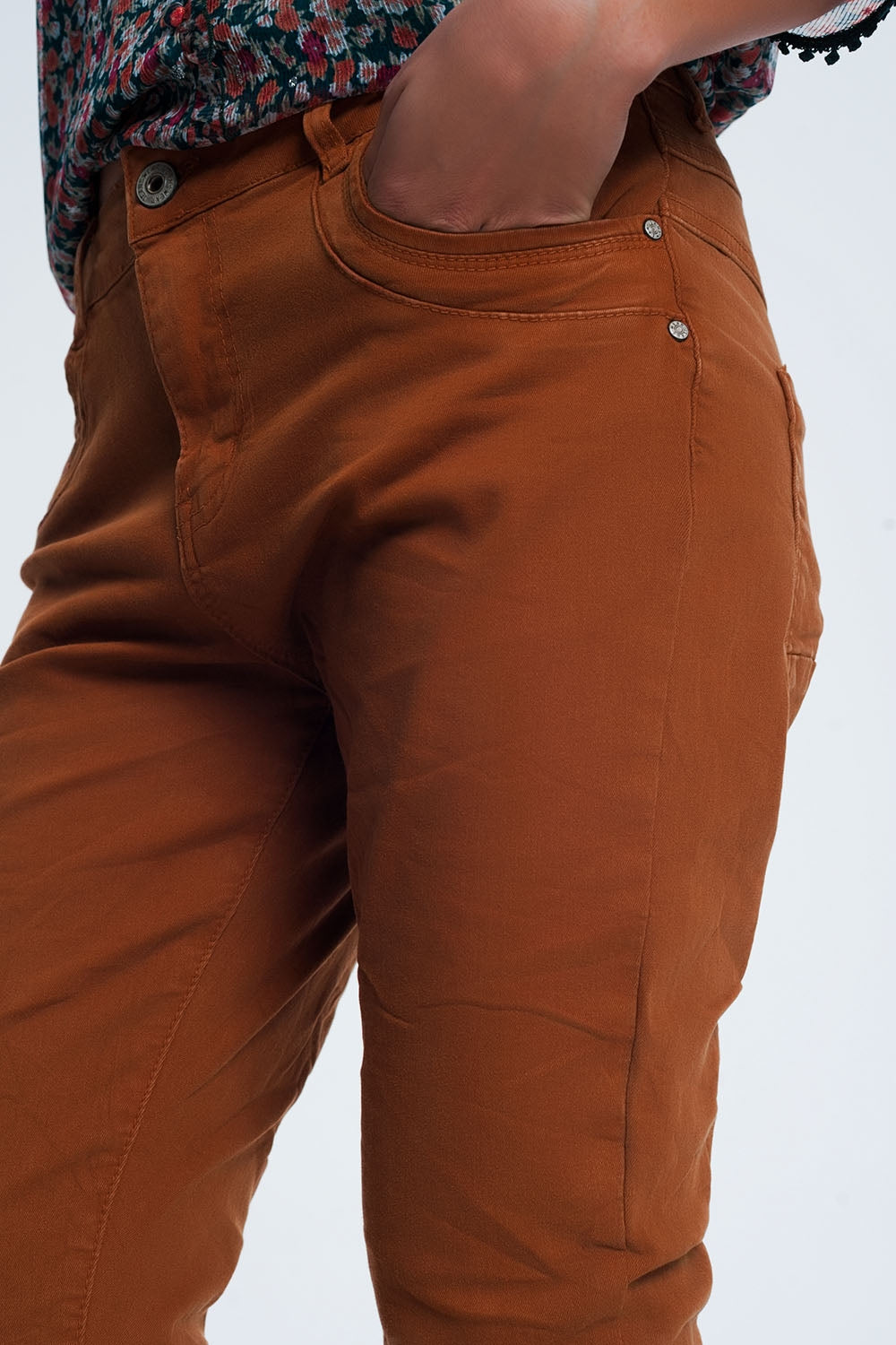 Vaqueros naranja de tiro caído Q2