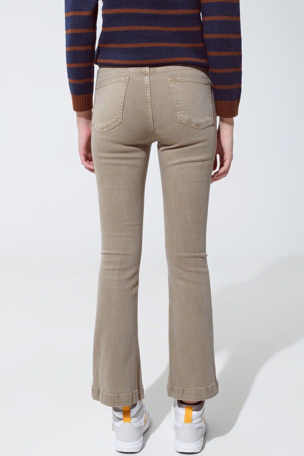 Vaqueros pitillo acampanados con detalle de doble botón en beige Q2