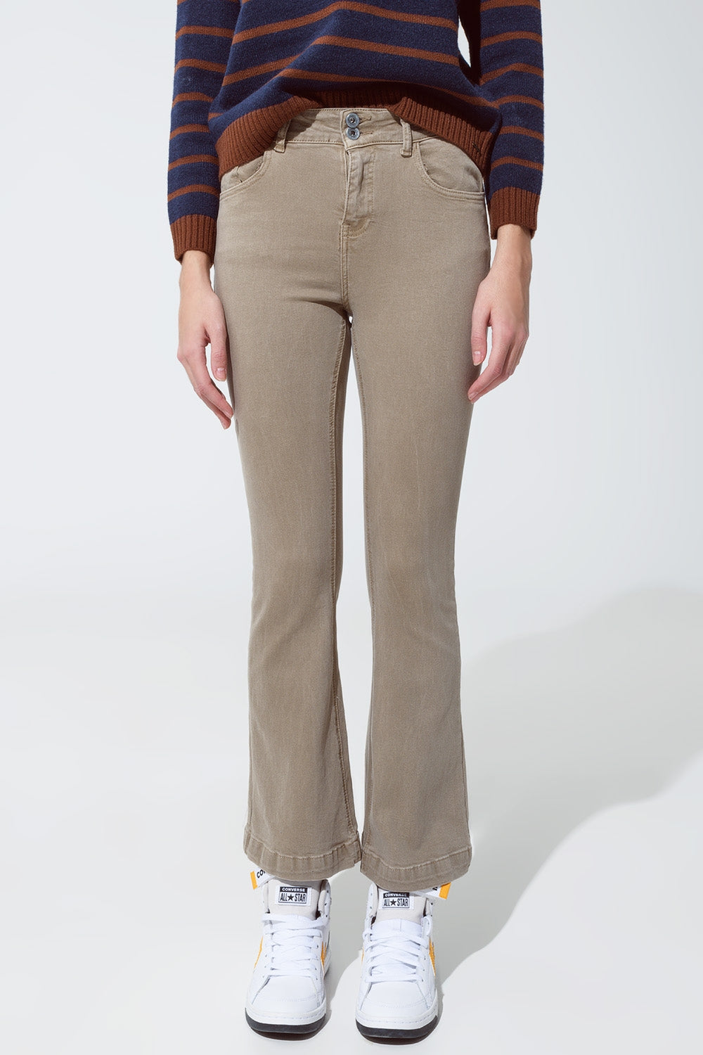 Q2 Vaqueros pitillo acampanados con detalle de doble botón en beige