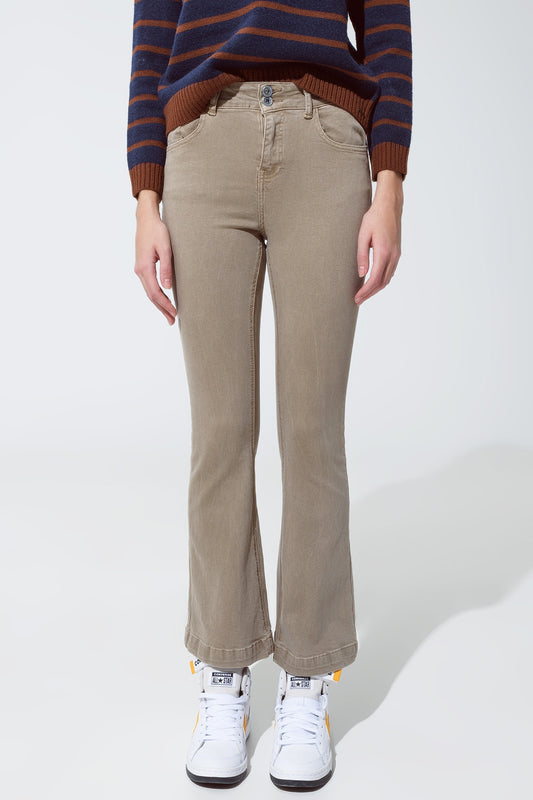 Q2 Vaqueros pitillo acampanados con detalle de doble botón en beige