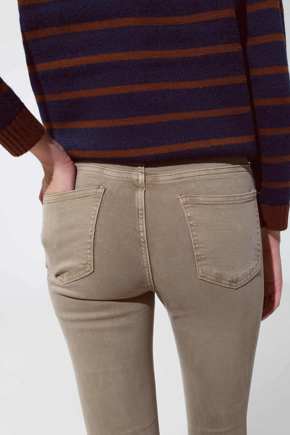 Vaqueros pitillo acampanados con detalle de doble botón en beige Q2
