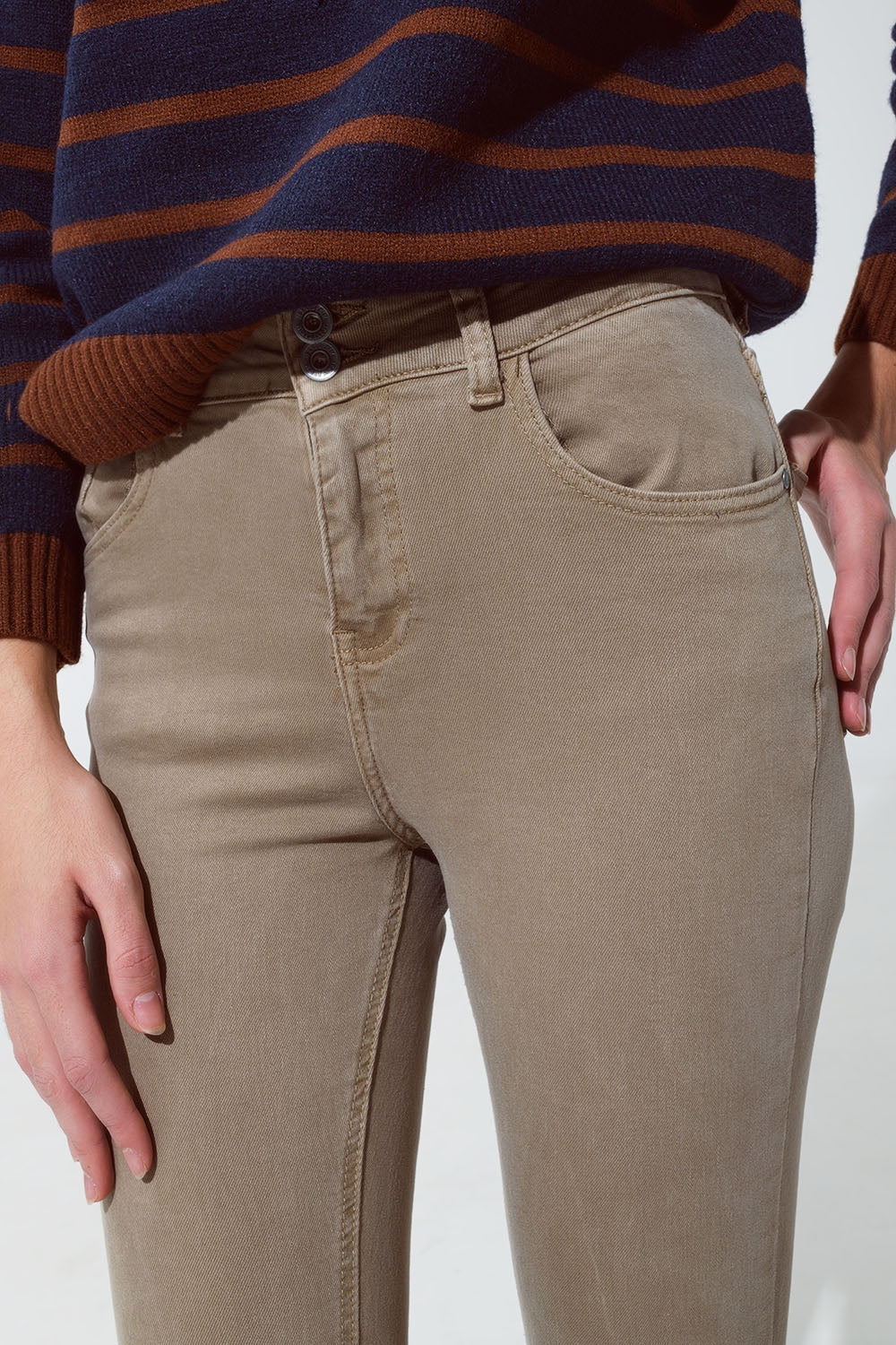 Vaqueros pitillo acampanados con detalle de doble botón en beige Q2
