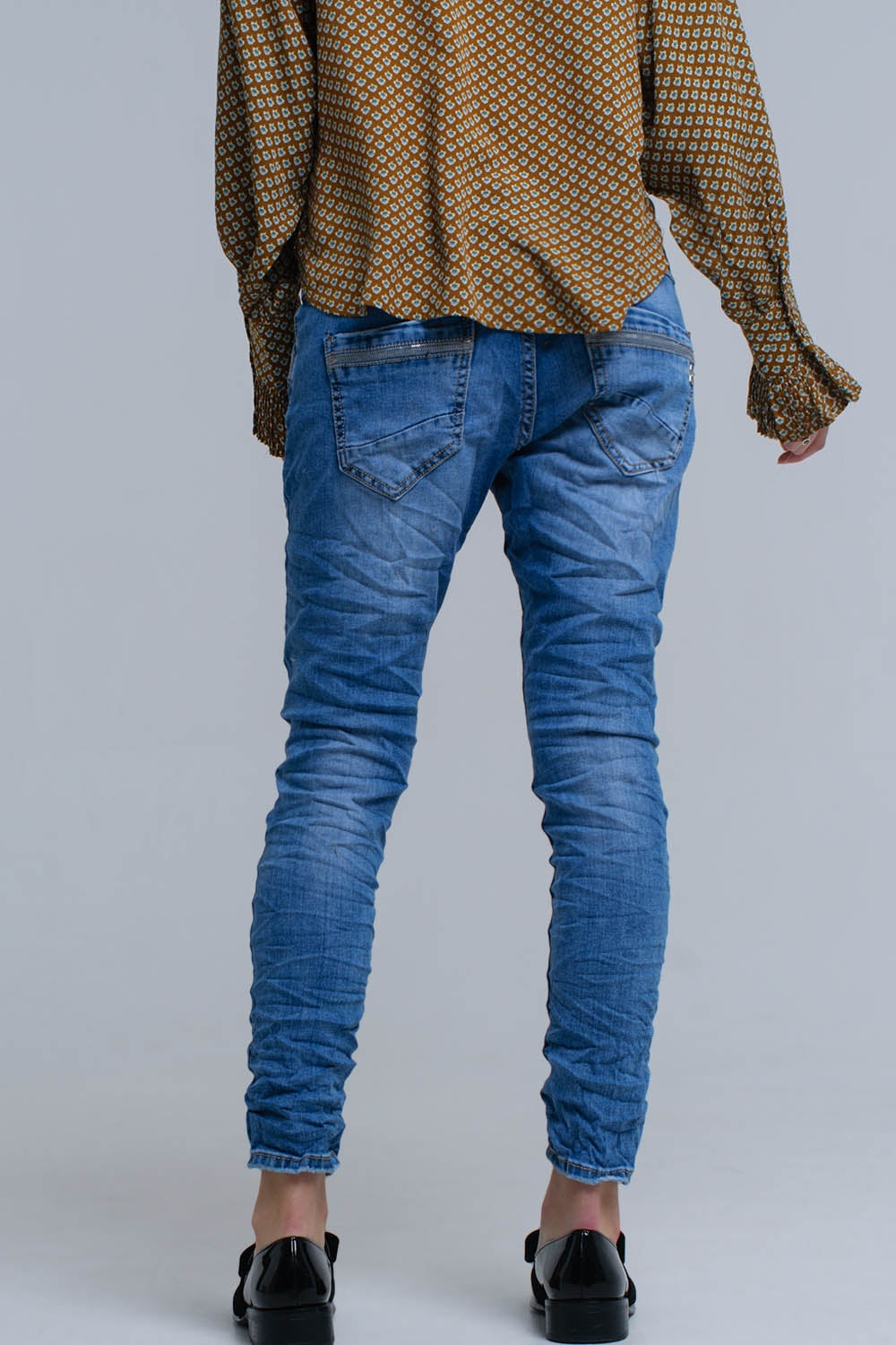 Vaqueros pitillo azules con detalles de lentejuelas Q2