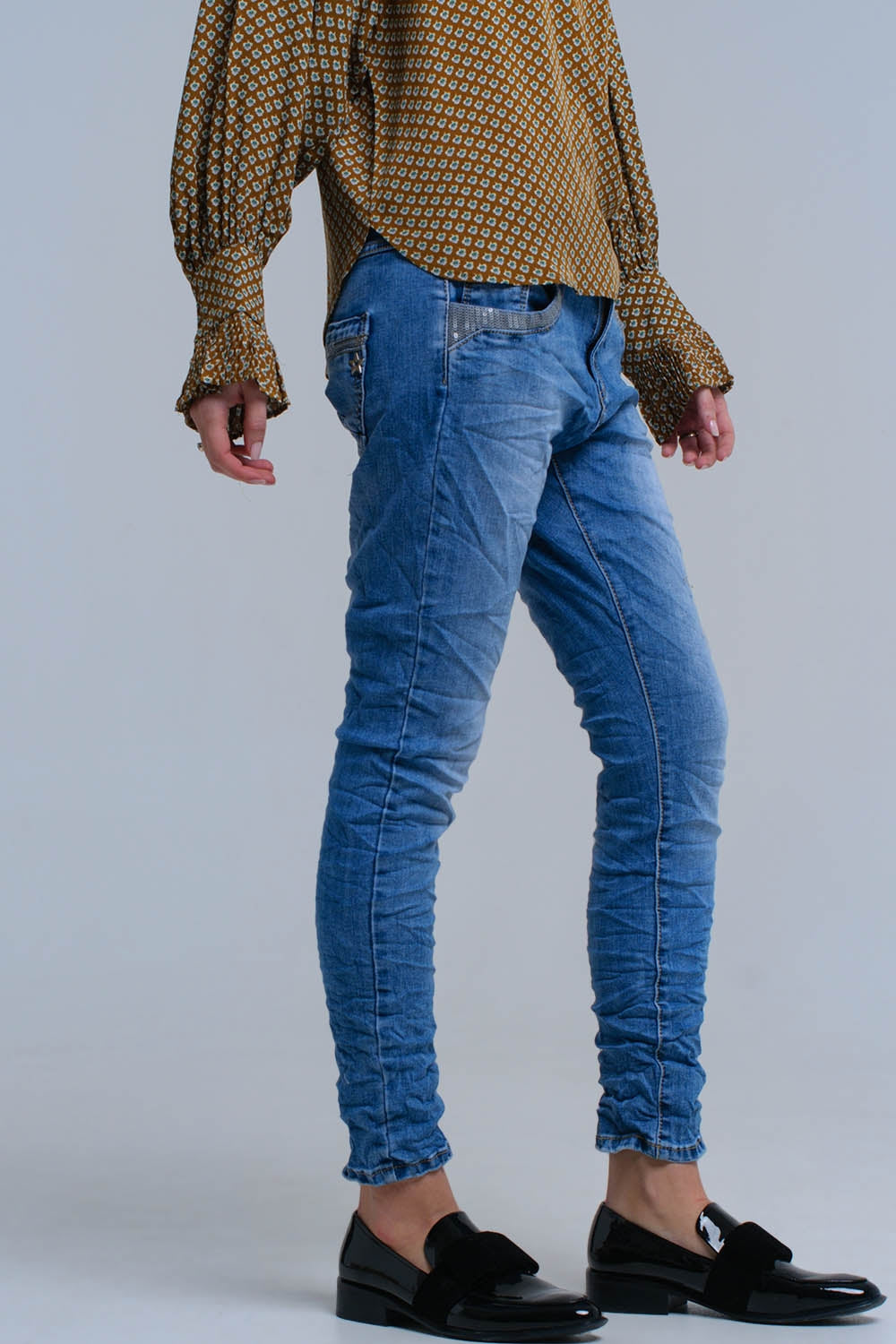 Vaqueros pitillo azules con detalles de lentejuelas Q2