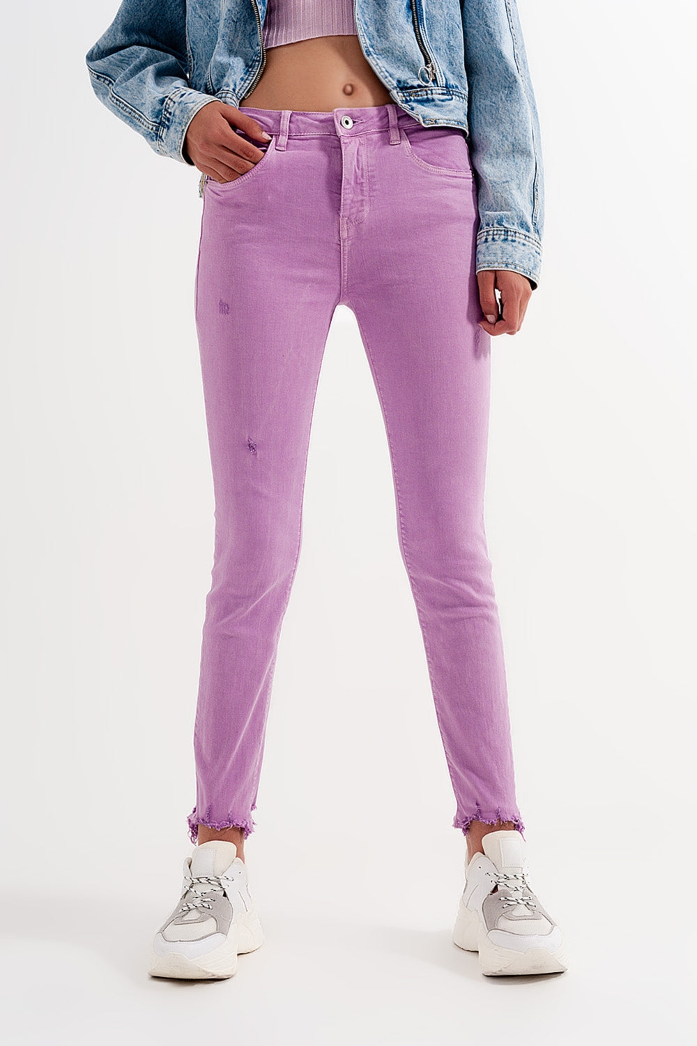 Vaqueros pitillo color lila desgastados con bajo sin rematar Q2