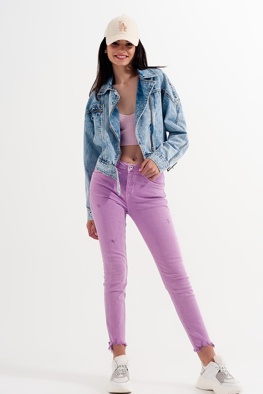 Vaqueros pitillo color lila desgastados con bajo sin rematar Q2
