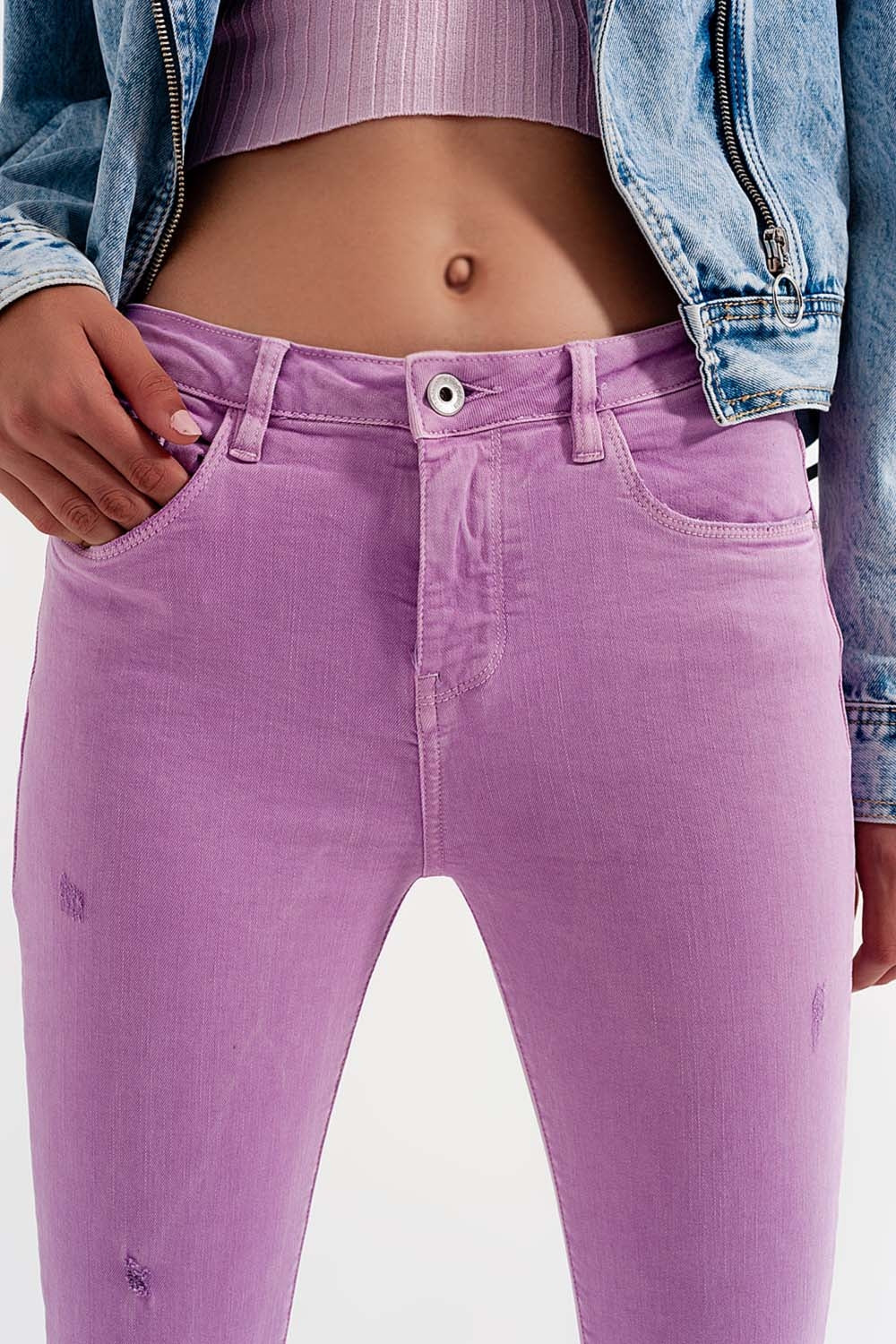 Vaqueros pitillo color lila desgastados con bajo sin rematar Q2