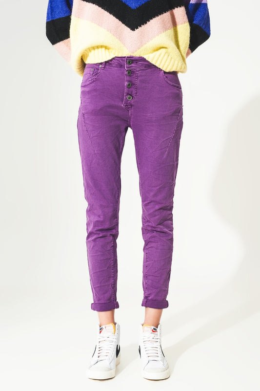 Q2 Vaqueros pitillo color morado con botones a la vista