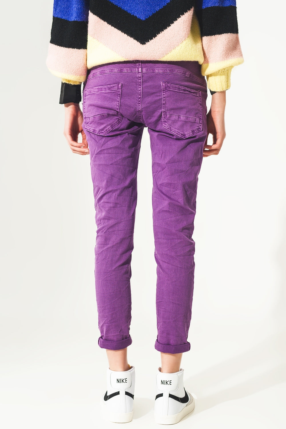 Vaqueros pitillo color morado con botones a la vista Q2
