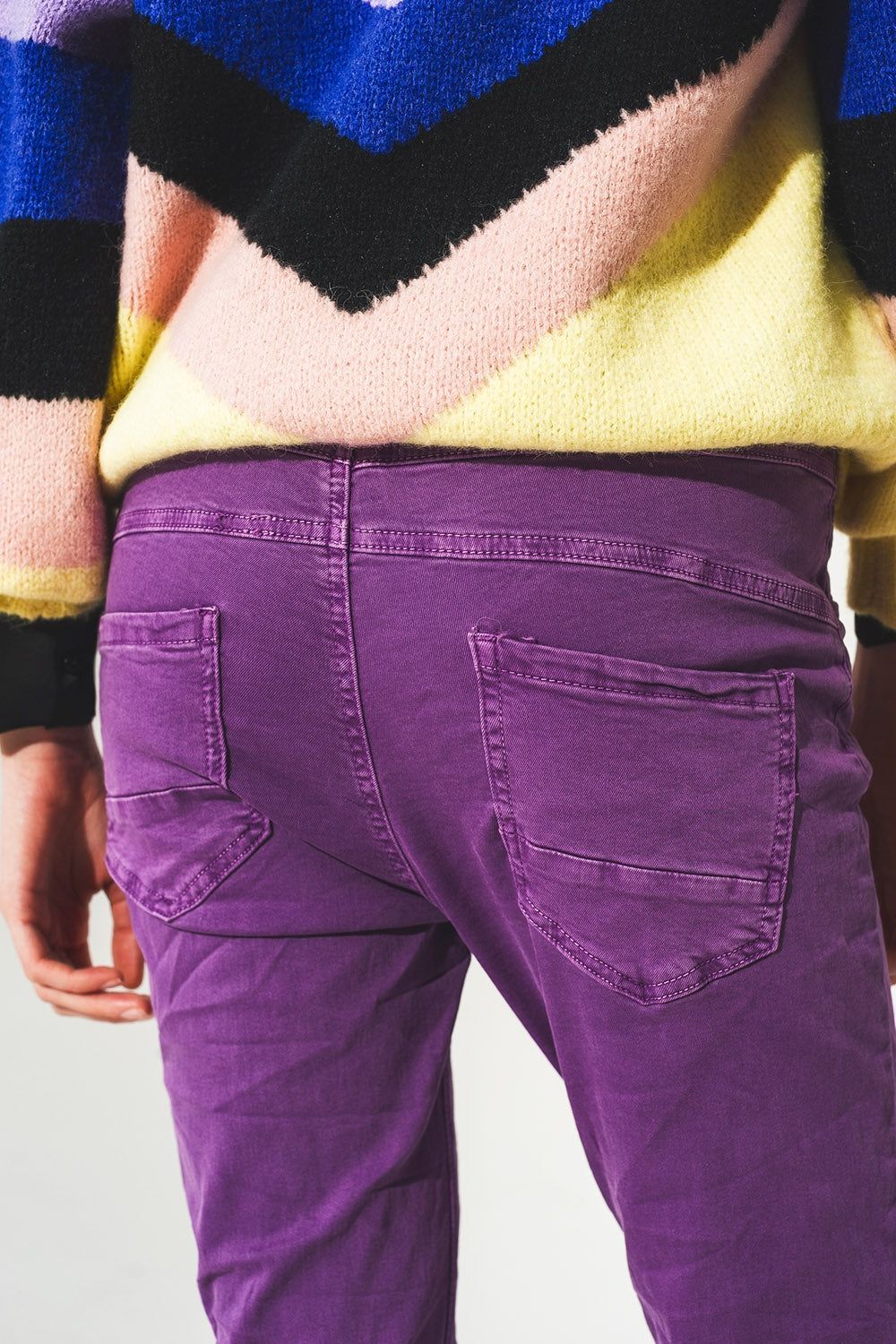 Vaqueros pitillo color morado con botones a la vista Q2